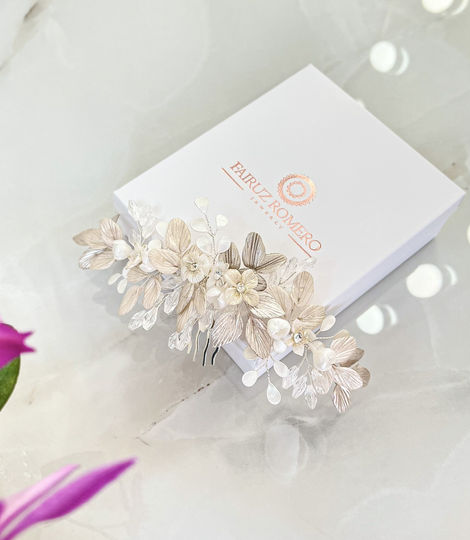 Peineta Flora para novia con cristales, acrílicos, donas y flores y hojas artesanales en porcelana.