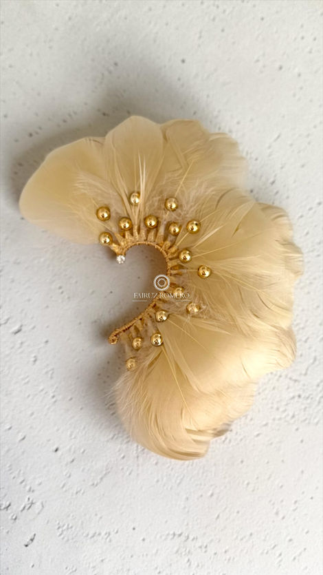 Los earcuff para novia de Fairuz Romero son piezas creadas para realzar la elegancia y personalidad de cada mujer en uno de los días más importantes de su vida. Diseñados artesanalmente con atención al detalle, combinan sofisticación, delicadeza y lujo en un accesorio que enmarca el rostro y aporta un brillo sutil pero inolvidable.
Más que una joya, cada earcuff es una expresión de estilo, feminidad y exclusividad, pensado para novias que desean destacar con un look moderno, refinado y atemporal. El complemento perfecto para transformar cada detalle en un recuerdo memorable.