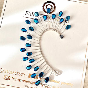 Earcuff Lirio Azul diseñado por Fairuz Romero Jewerly. Colombia.