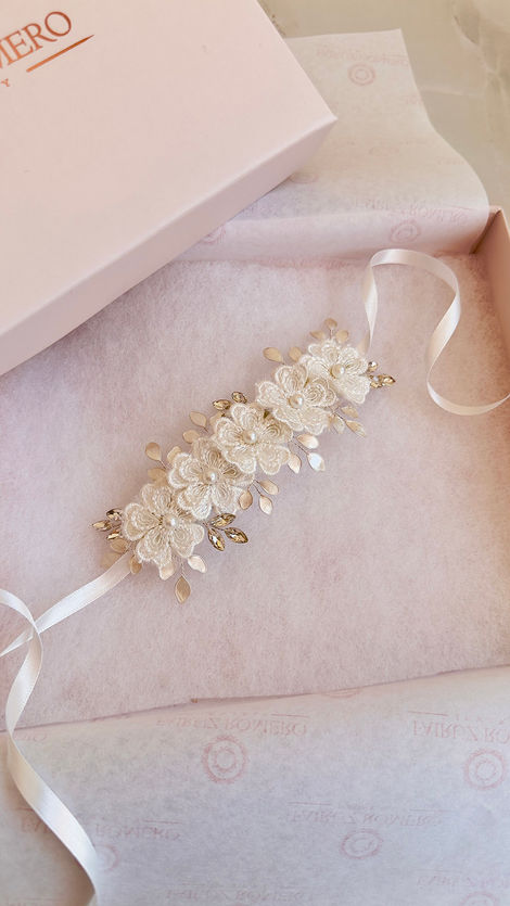 Cintillo Paz para niña con flores de tela, detalles de pétalos y cristales, ideal para bautizos, bodas y ocasiones especiales.