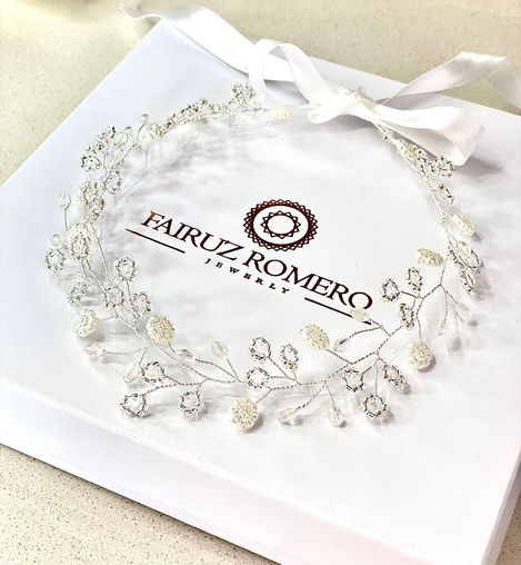 Tiara Zoe para niña con ramas de pequeñas mostacillas, acrílicos ovalados y figuras de flores, ideal para bautizos, bodas y celebraciones especiales.