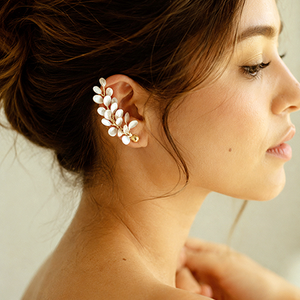 Earcuff Zian Pétalos elegante para invitadas de boda con diseño sofisticado y estilo casual.