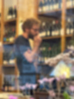 Mathieu sélectionnant minutieusement un champagne