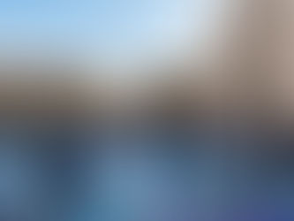 Un'immagine concettuale di Piazza del Duomo a Milano trasformata in una smart city, con linee di dati luminose e digitali che scorrono sul pavimento davanti al Duomo. Persone in abiti d'affari e turisti si muovono sulla piazza, simboleggiando l'integrazione della tecnologia IA e della redditività nell'ambiente urbano