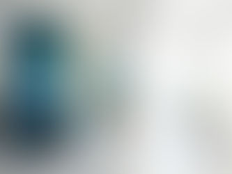 Un moderno smartphone mostra l'interfaccia di un CRM immobiliare avanzato, con un chip centrale luminoso che rappresenta l'intelligenza artificiale (IA). Dal chip si diramano connessioni digitali verso icone che simboleggiano case, chiavi e lenti di ingrandimento, il tutto ambientato in un ufficio agenzia luminoso e sfocato.