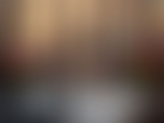 Skyline di Milano al tramonto con Duomo e Porta Nuova, tablet con grafici finanziari e piantina di appartamento di lusso gestito da Milan Houses.