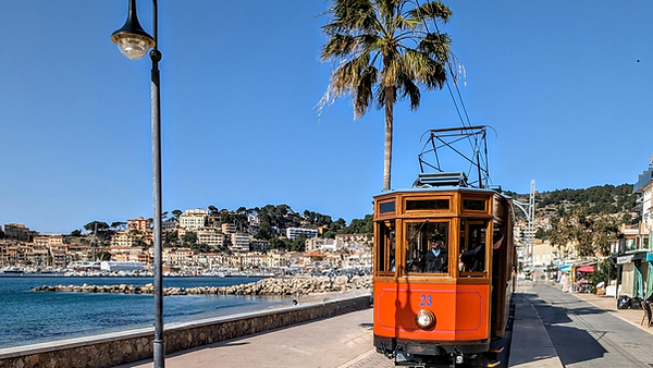 Sóller Mallorca historische Straßenbahn orange Tram Altstadt Tramuntana