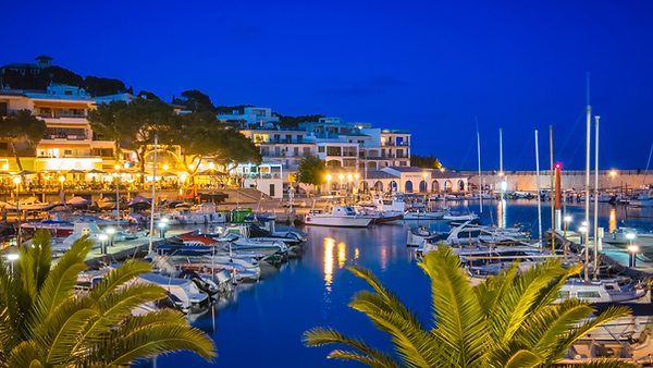 Abendstimmung im Hafen von Cala Ratjada Mallorca mit Booten und Lichtern