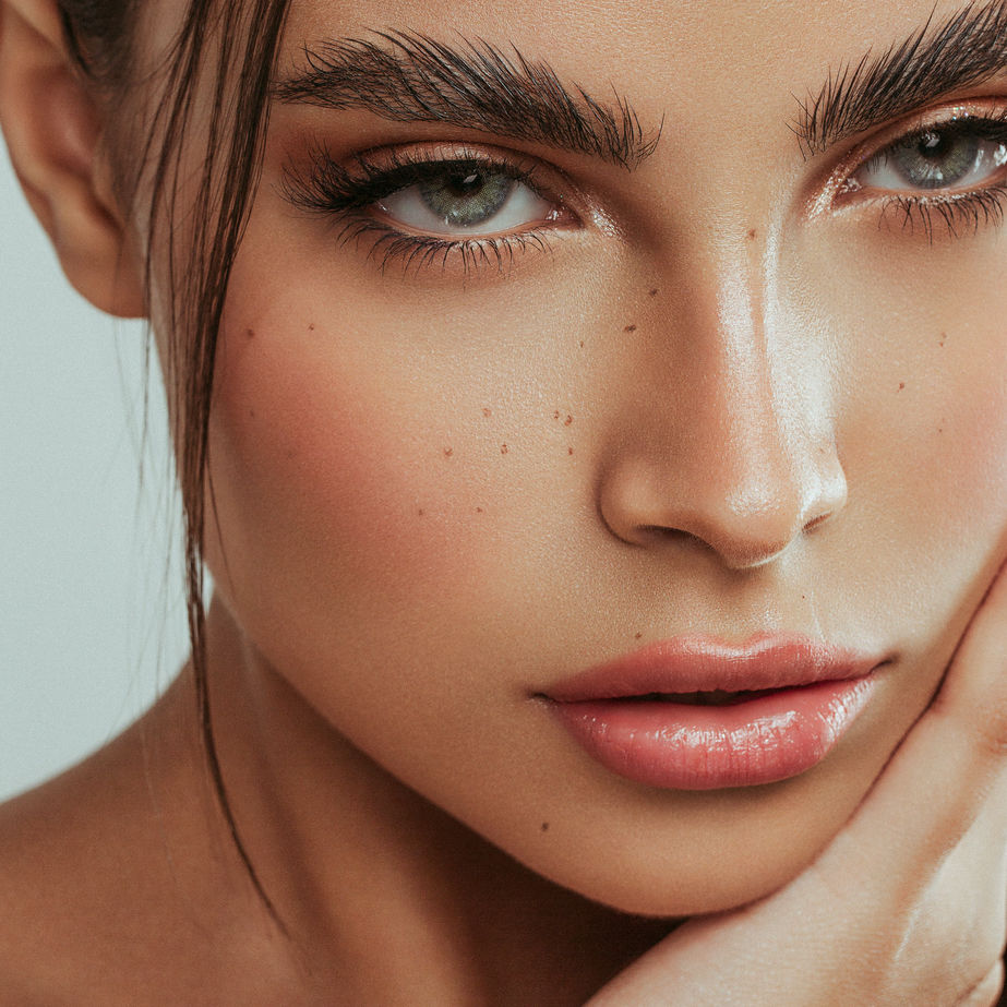 Nainen käsi kasvoillaan.