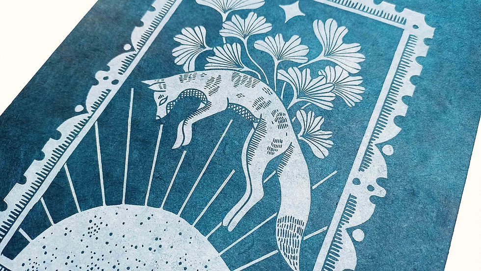 Linogravure représentant un renard décoré de feuilles de gingko en version papier bleu pétrole et encre blanche