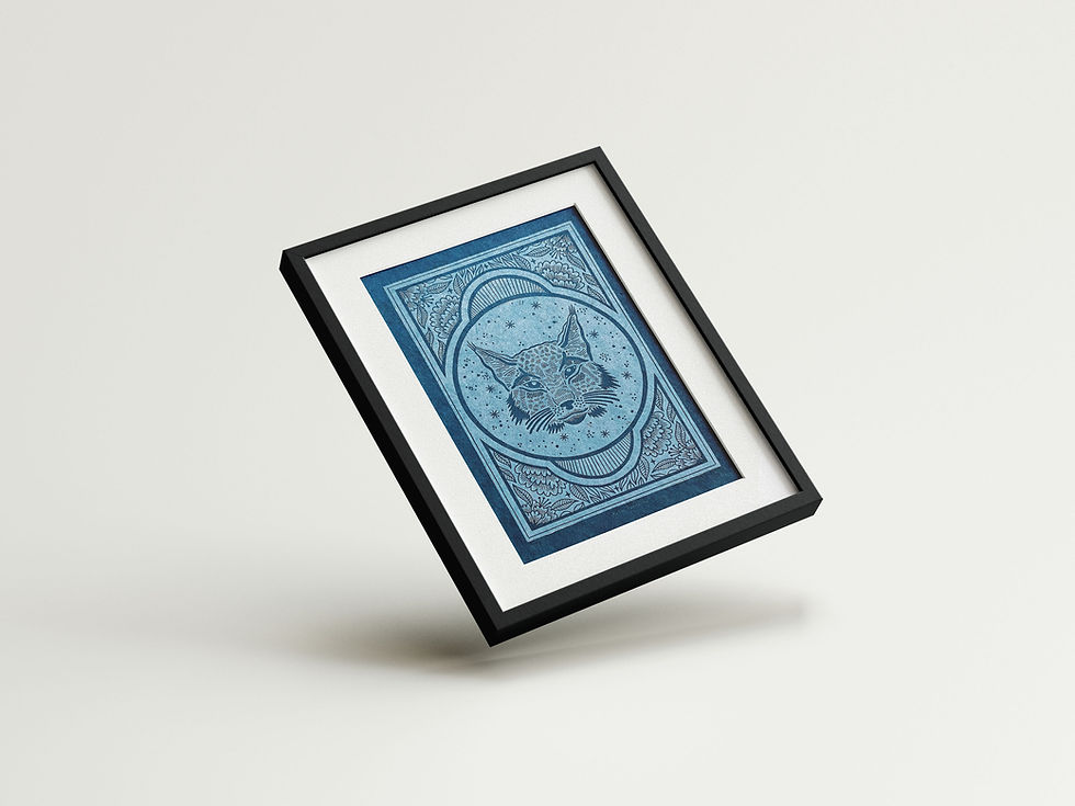 Miniature : Linogravure représentant un lynx entouré de motifs floraux en version papier bleu pétrole et encre blanche