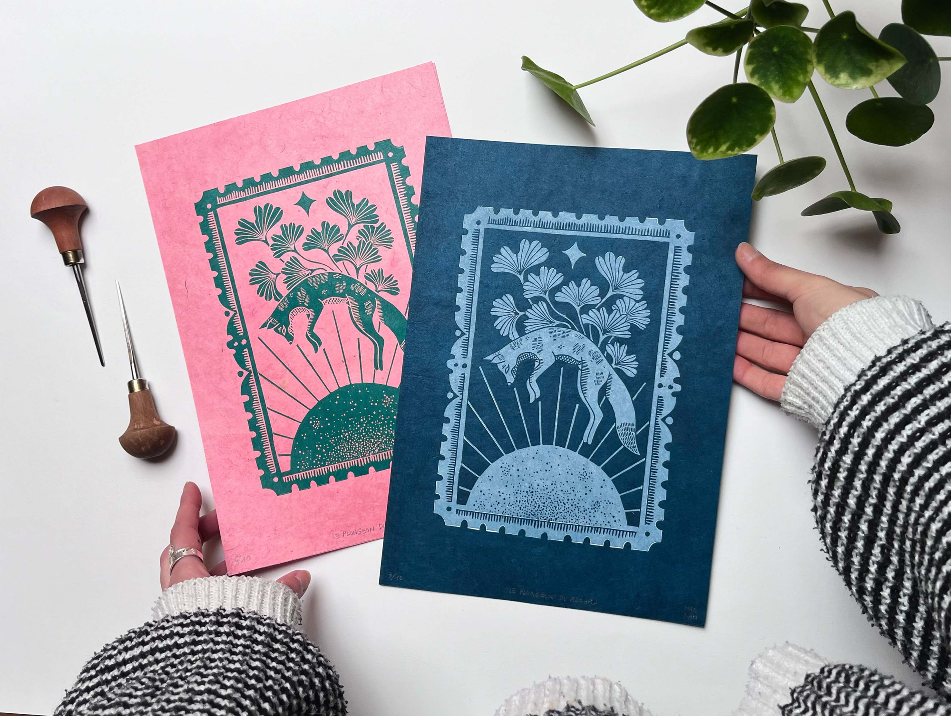 Linogravure représentant un renard décoré de feuilles de gingko en rose et en bleu