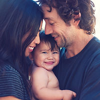 papás y bebe felices kokun eventos