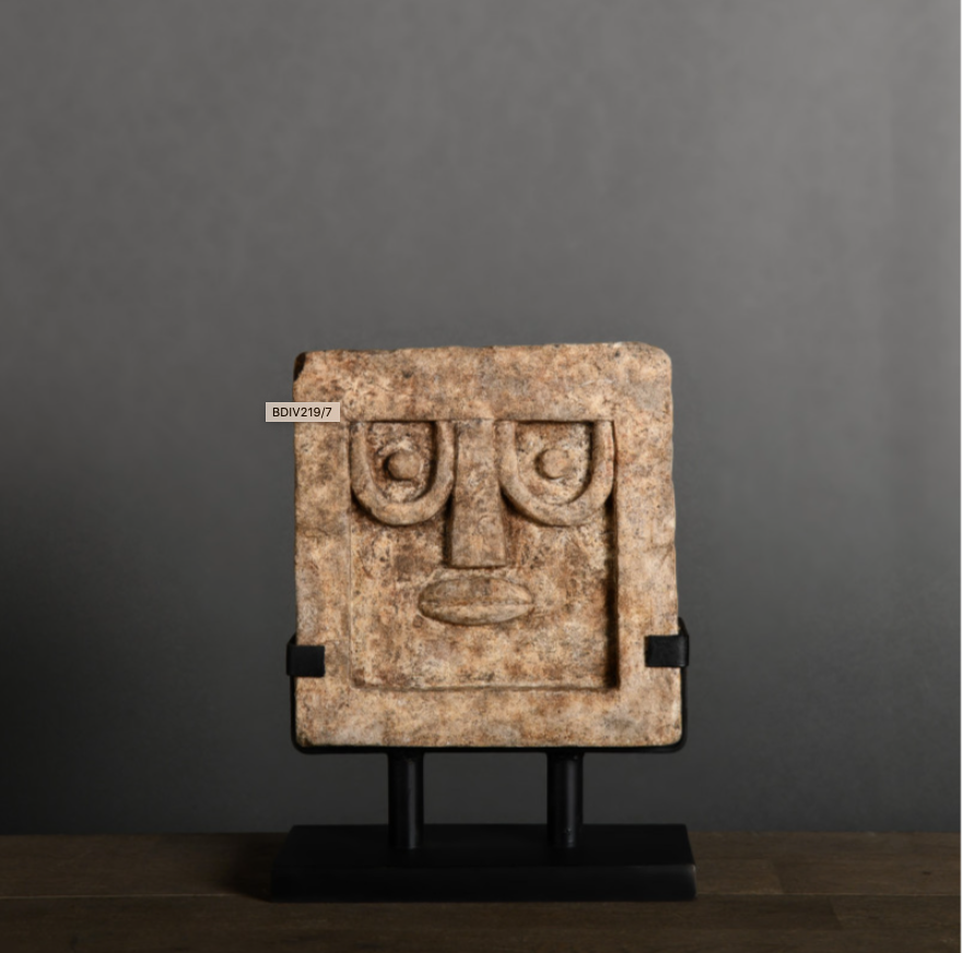 Thumbnail: PETITE STELE ICONIQUE AU KHÔL