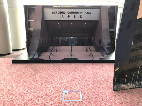 大學會堂建築主題 3D 立體壁畫工程,手繪擬真大門入口、樓梯與地面延伸的活動拍照背景牆設計
