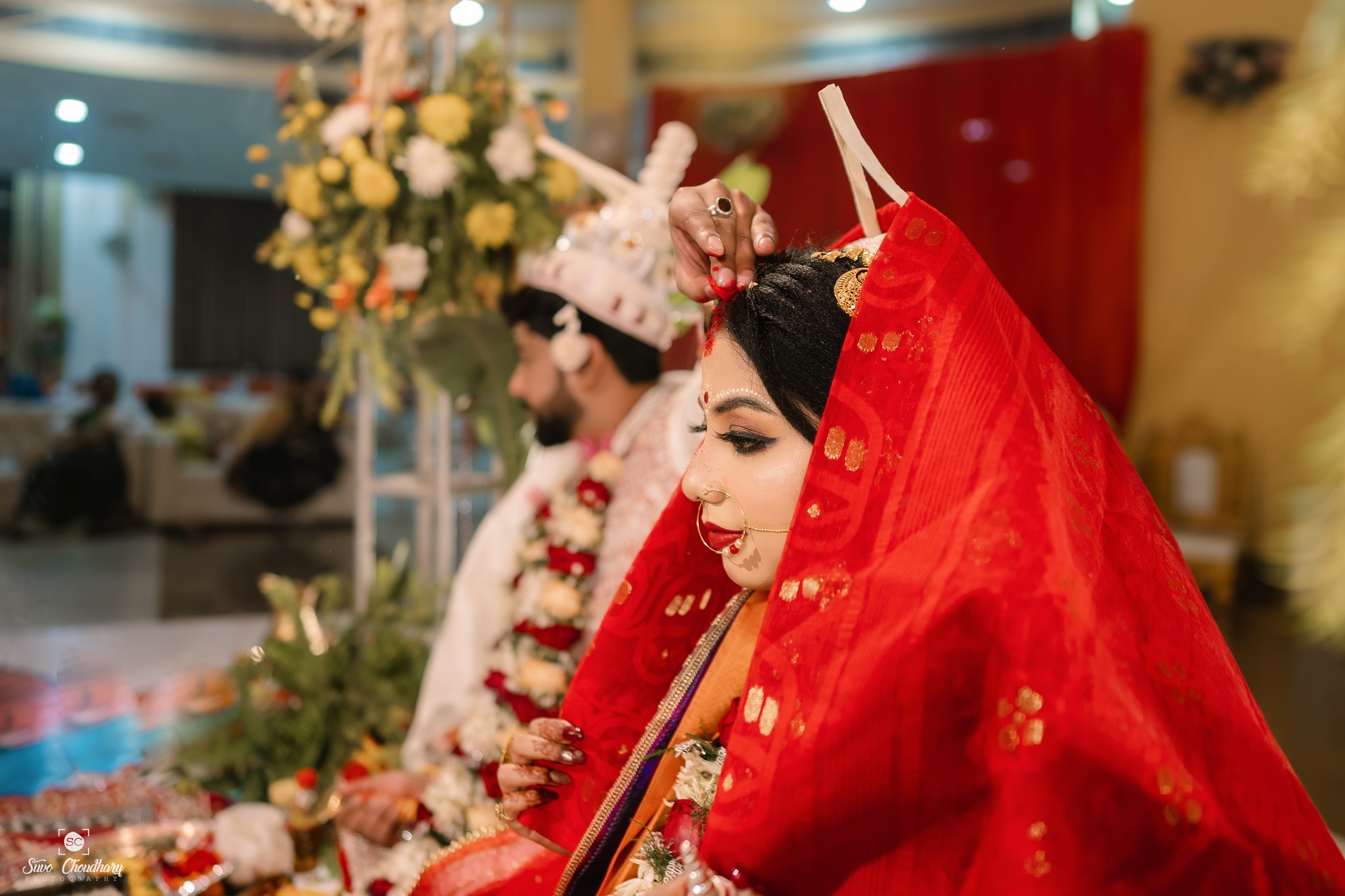 Bengali wedding garland exchange – Mala Badal photography – Suvo Weddings Siliguri