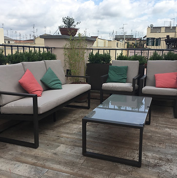 Un terrazzo con divani e cuscini colorati