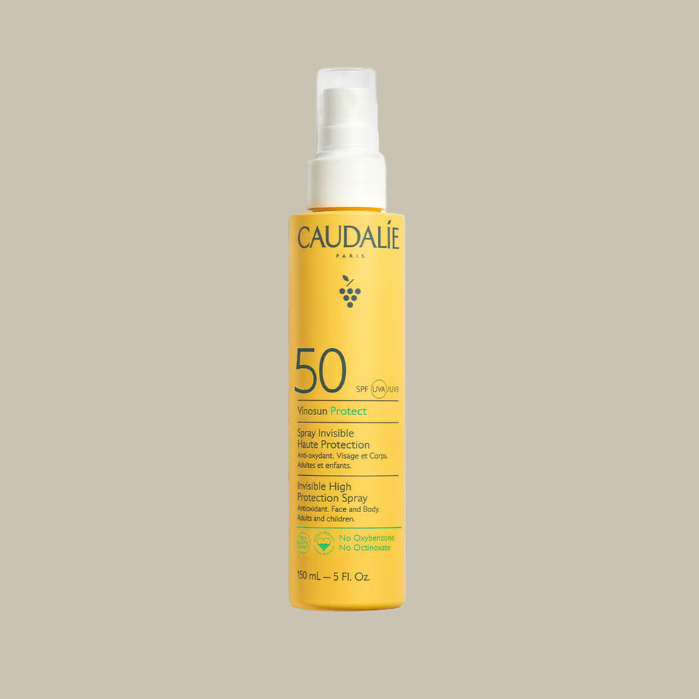 Caudalie Vinosun Protect SPF 50 güneş spreyi, 150 ml şişe, görünmez koruma, yetişkinler ve çocuklar için.