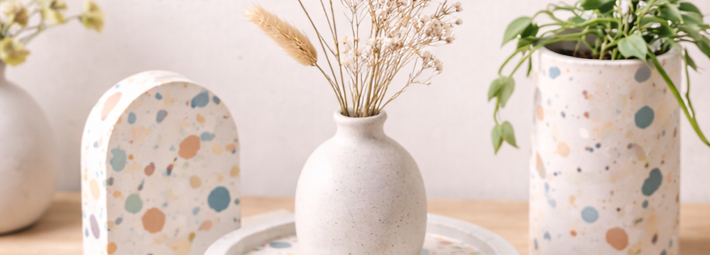 Teilnehmende gestalten Terrazzo-Objekte aus Raysin im Workshop in Ulm