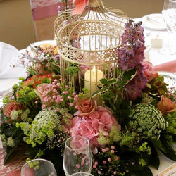 I just love a dramatic bird cage arrangement #weddingdecor #weddingtabledecor #toronto #torontolivin