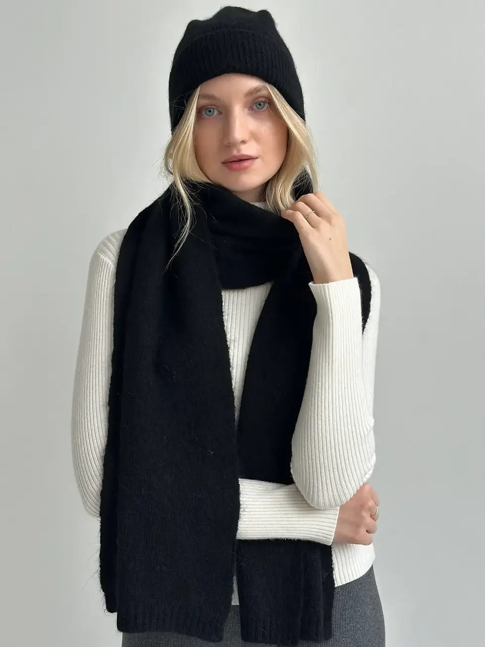 Прев'ю: Шарф жіночий чорний Альпака