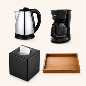 Cafetera, tetera, charola y kleenera para habitación de hotel.