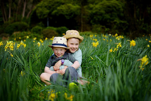 2 children at gardens daffodils Angela Haig Dunedin Family Photographer