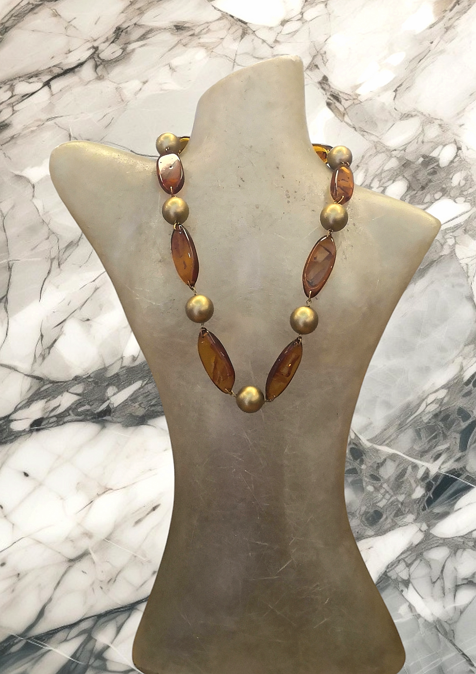 Thumbnail: Collana in resina oro e marrone 