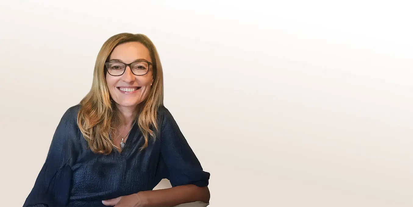 Porträt von Francine Mathier, Expertin für analytische Energiearbeit, die Menschen mit chronischen Beschwerden hilft, ihr Nervensystem nachhaltig zu stabilisieren.