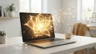 Moderner Laptop auf einem hellen Schreibtisch, aus dessen Bildschirm eine leuchtende, goldene Energieblüte als Symbol für kreative Transformation aufsteigt.