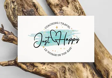 Logo-Design für Just Happy auf natürlichem Holz