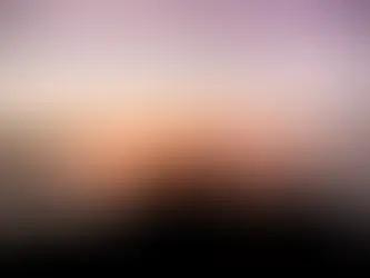 Silhouette einer meditierenden Person auf einem Felsen am Meer bei Sonnenuntergang – Sinnbild für die Kraft der Stille und die Suche nach innerer Ruhe.