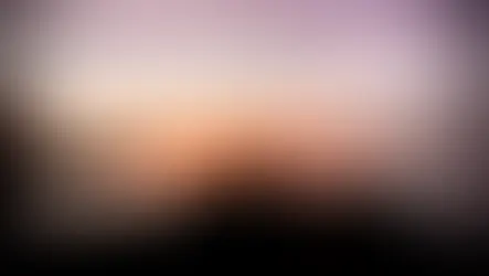 Silhouette einer meditierenden Person auf einem Felsen am Meer bei Sonnenuntergang – Sinnbild für die Kraft der Stille und die Suche nach innerer Ruhe.