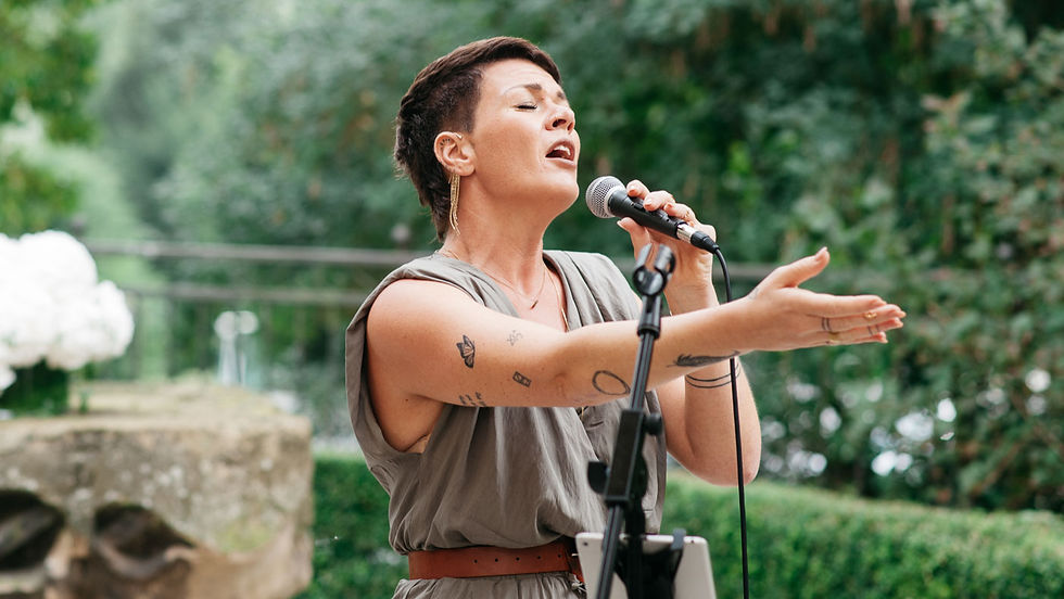 Freie Traurednerin Düsseldorf, Köln, Sängerin für die Hochzeitszeremonie, Musik für Hochzeiten,