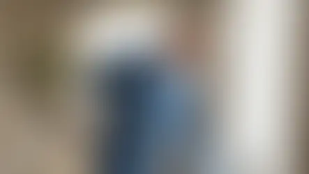 Ein Mann hält sich mit schmerzverzerrtem Gesicht den unteren Rücken – Symbol für körperliche Warnsignale wie Verspannungen und die Notwendigkeit, innezuhalten.