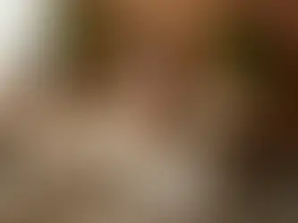Eine Therapeutin in ihrem Praxisraum macht sichtlich unwohl ein Selfie – das typische Gefühl von Social Media Stress, das viele Coaches und energetisch Arbeitende beim Marketing kennen.