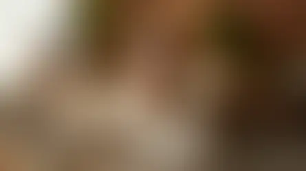 Eine Therapeutin in ihrem Praxisraum macht sichtlich unwohl ein Selfie – das typische Gefühl von Social Media Stress, das viele Coaches und energetisch Arbeitende beim Marketing kennen.