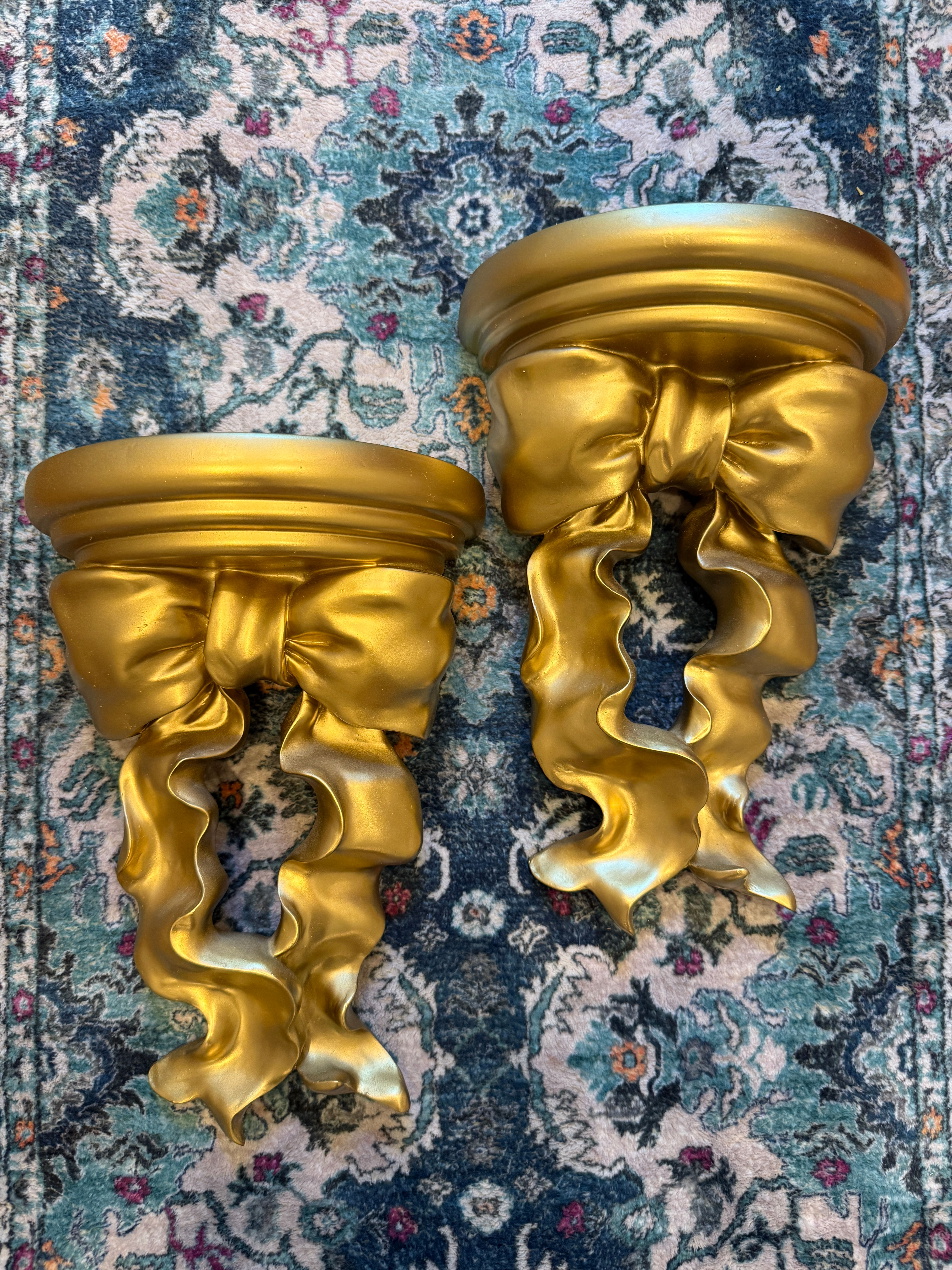 Bow wall shelves