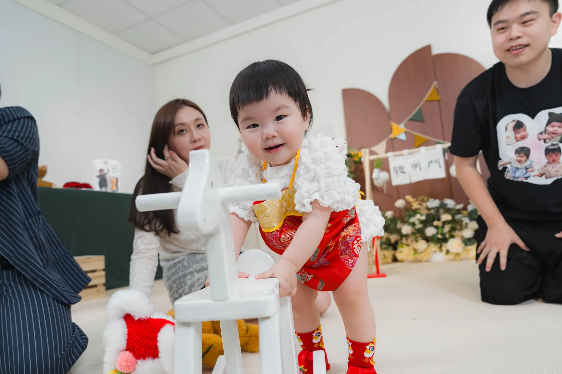 寶寶坐在白色小椅子上