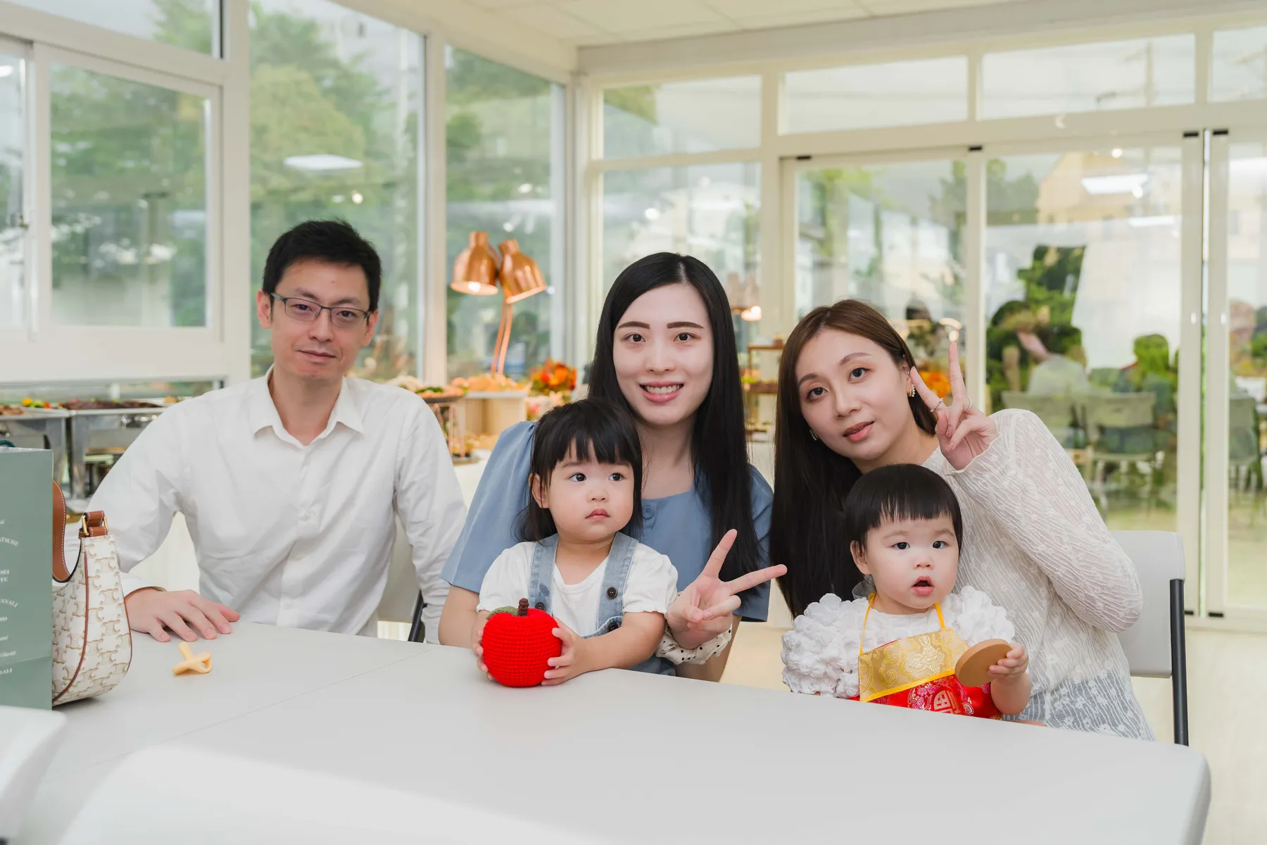 一家人坐在餐桌前合影