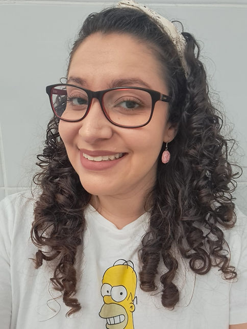 Imagem mulher de óculos e brinco com camiseta do homer simpson.