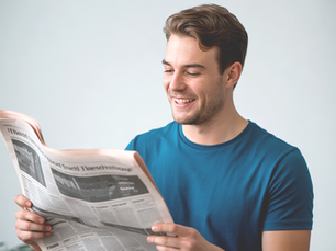 jeune-homme-souriant-tshirt-bleu-lisant-journal