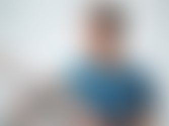 jeune-homme-souriant-tshirt-bleu-lisant-journal