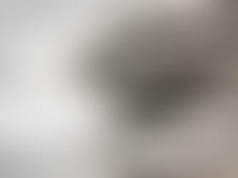 photo-fond-gris-pile-de-journaux-presse