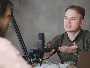 portrait-jeune-homme-enregistrant-podcast-micro-interview