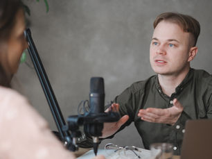 portrait-jeune-homme-enregistrant-podcast-micro-interview