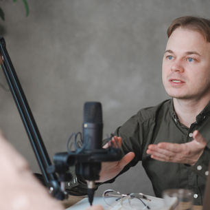 portrait-jeune-homme-enregistrant-podcast-micro-interview