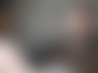 portrait-jeune-homme-enregistrant-podcast-micro-interview