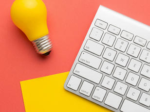 photographie-fond-rouge-corail-avec-ampoule-clavier-ordinateur
