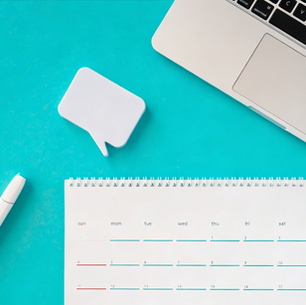 photographie-calendrier-pose-sur-bureau-stylo-bulle-conversation-ordinateur-portable